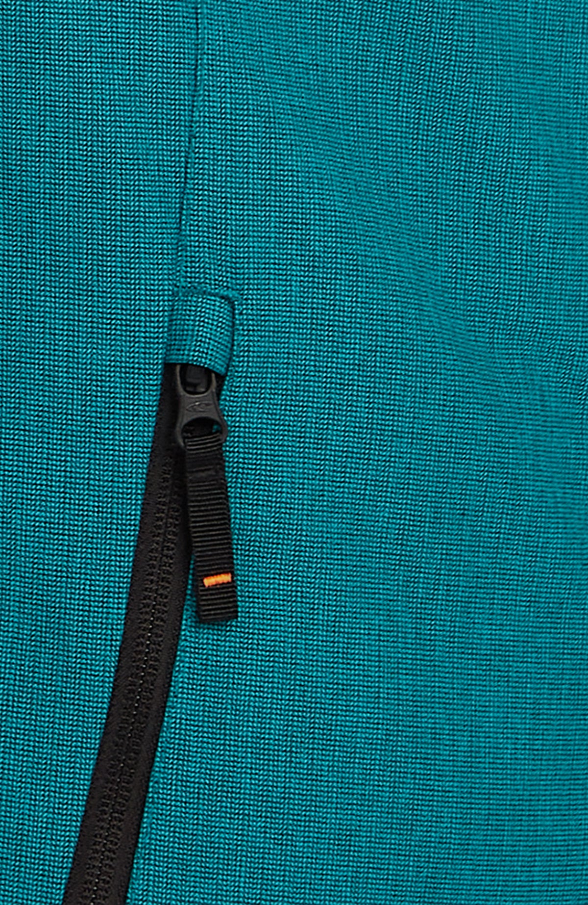 Nahaufnahme der blauen FWC'Cruz Melange Skijacke, Detailansicht von Reißverschlusstasche und Zipper