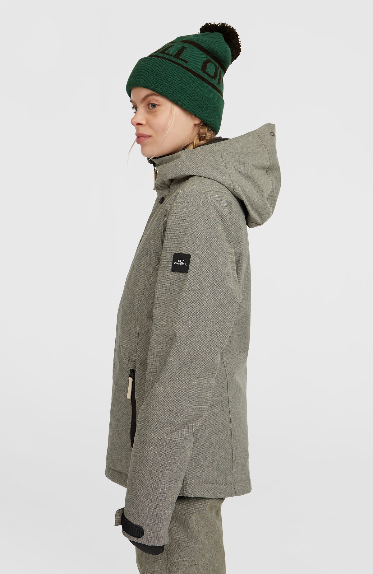 FWC'Cruz Melange Skijacke für Damen, beige, Seitenansicht am Model mit Kapuze und Logo-Badge am Ärmel
