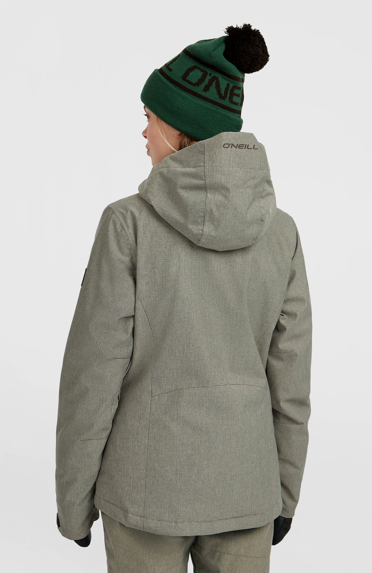 FWC'Cruz Melange Skijacke für Damen, beige, Rückansicht am Model mit aufgesetzter Kapuze und Logo-Stickerei