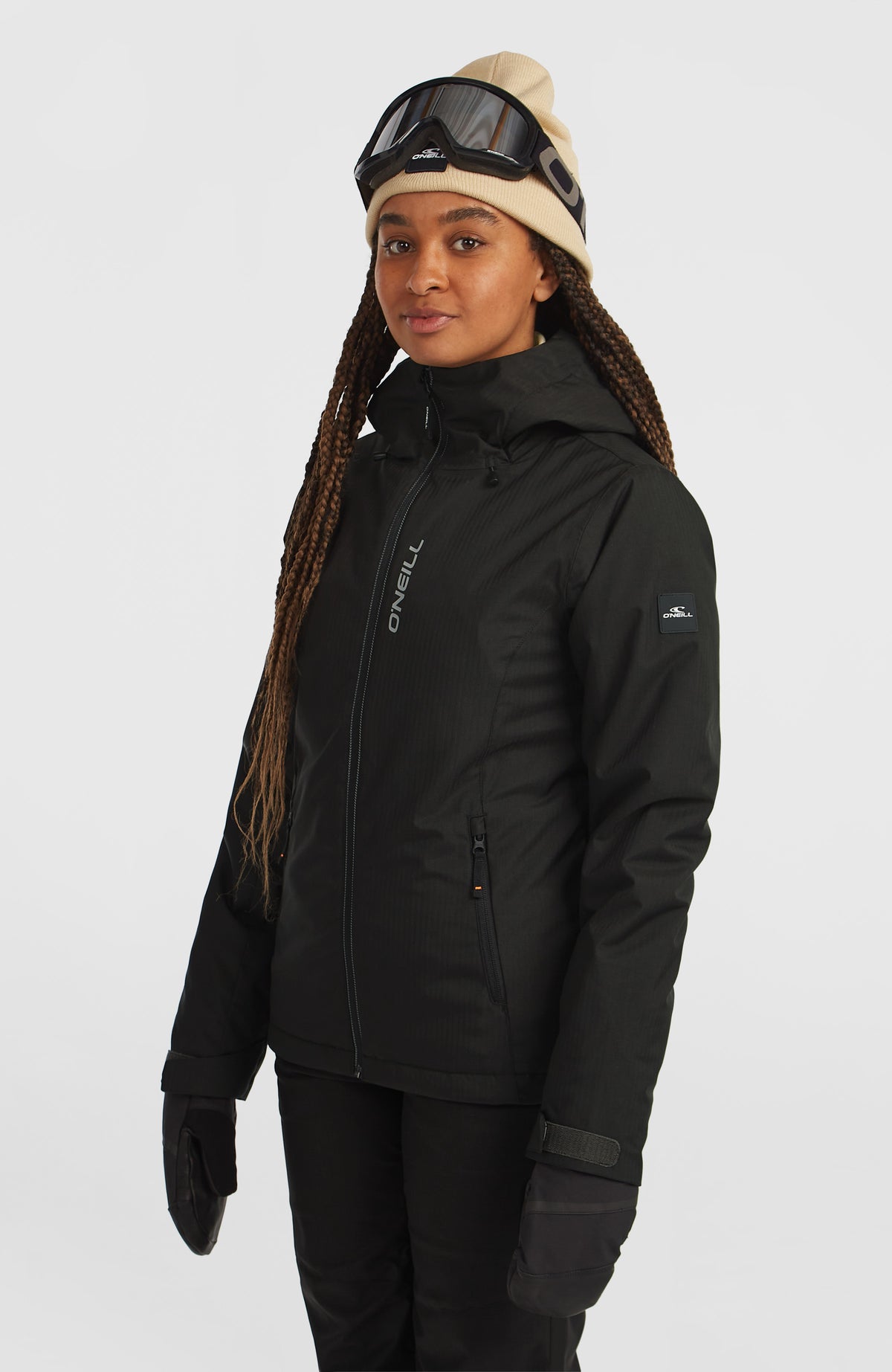 FWC'Cruz Melange Skijacke für Damen, grau, Dreiviertelansicht am Model mit aufgesetztem Logo-Badge am Ärmel