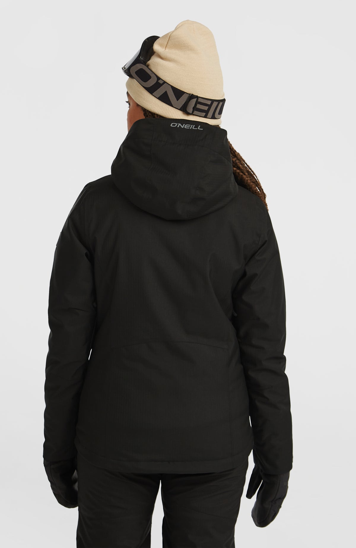 FWC'Cruz Melange Skijacke für Damen in Grau, Rückansicht am Model mit Kapuze und dezentem Logo-Schriftzug