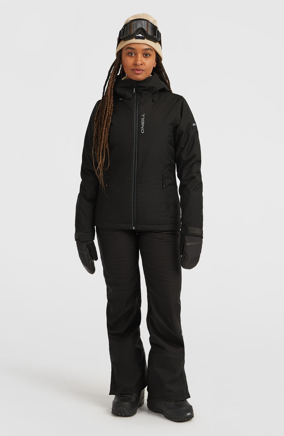 FWC'Cruz Melange Skijacke für Damen in Grau, Ganzkörperansicht am Model von vorne mit Skihose und Handschuhen