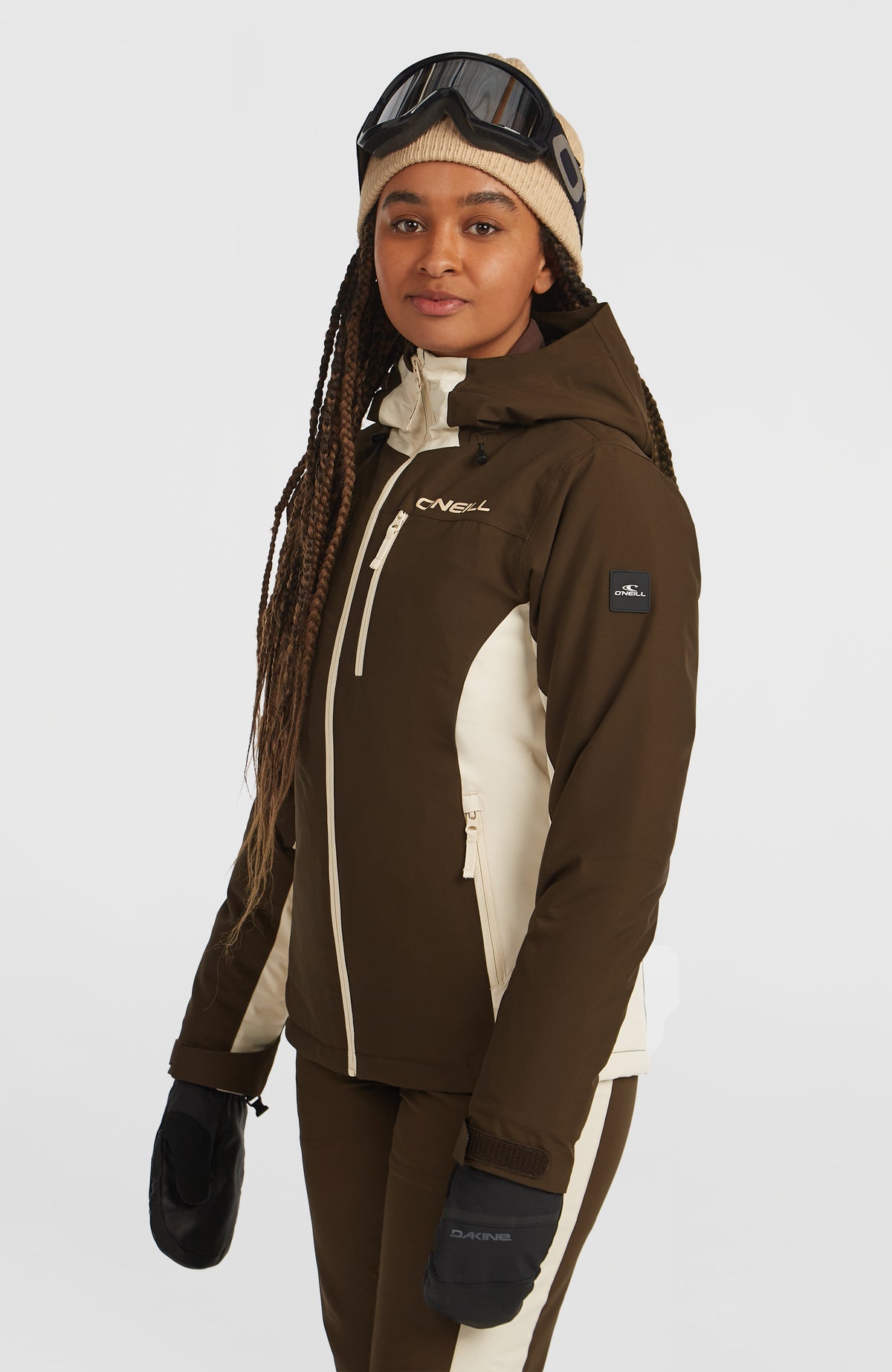 FWC'Cruz Duo Skijacke für Damen, braun, Halbprofil am Model mit Reißverschlusstaschen und Logo-Schriftzug