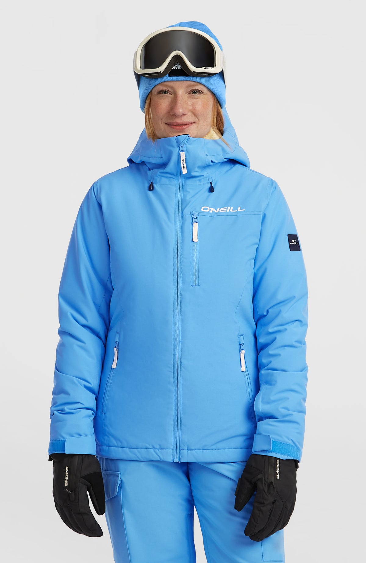 O'Neill FWC'Cruz Skijacke für Damen, blau, Vorderansicht am Model mit Reißverschlusstaschen und Kapuze