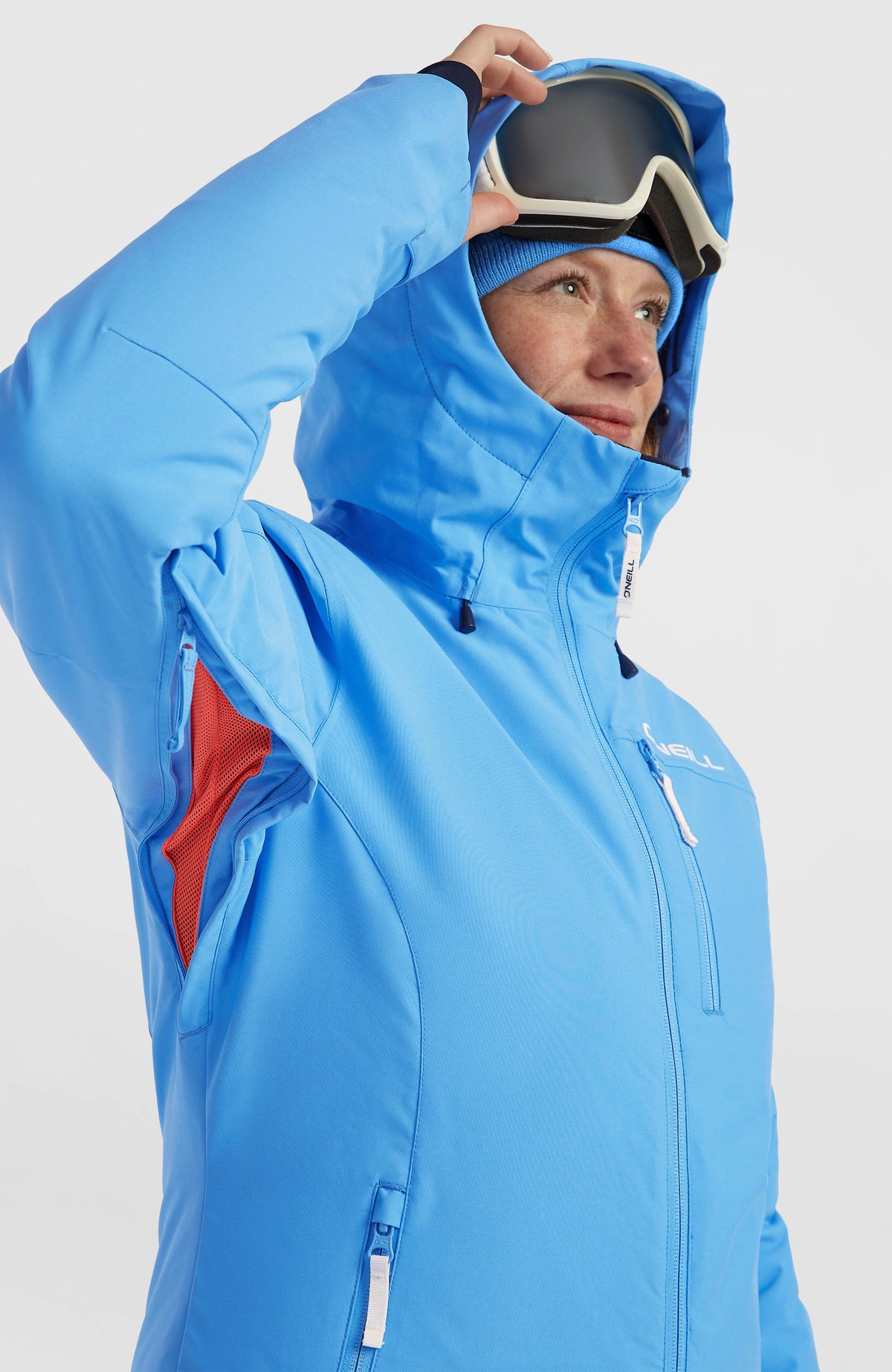 FWC'Cruz Skijacke für Damen, blau, Detailansicht am Model mit geöffnetem Belüftungsreißverschluss am Ärmel