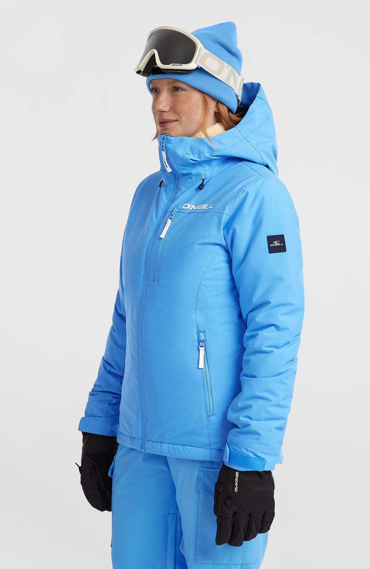 FWC'Cruz Skijacke für Damen, blau, seitliche Ansicht am Model mit Logo-Patch am Ärmel und Brusttasche