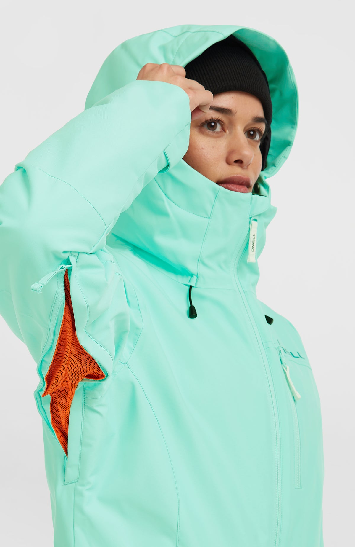 FWC'Cruz Skijacke für Damen, grün, Nahaufnahme am Model mit geöffnetem Belüftungsreißverschluss