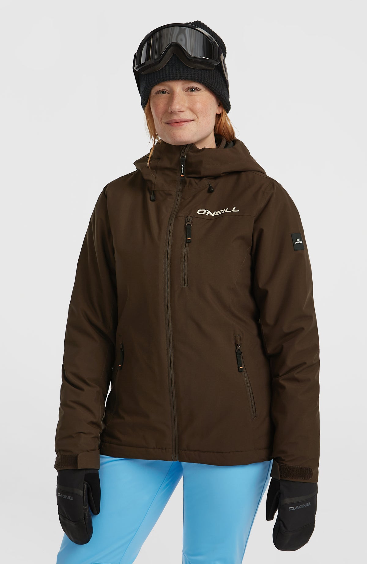 O'Neill FWC'Cruz Skijacke für Damen, braun, Vorderansicht am Model mit geschlossener Kapuze