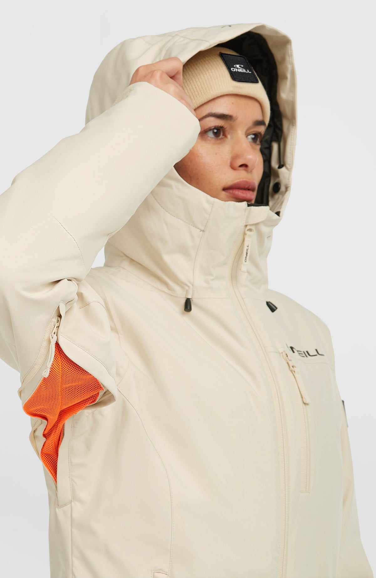 Beige FWC'Cruz Skijacke für Damen, am Model, Reißverschluss-Belüftung mit orangefarbenem Mesh