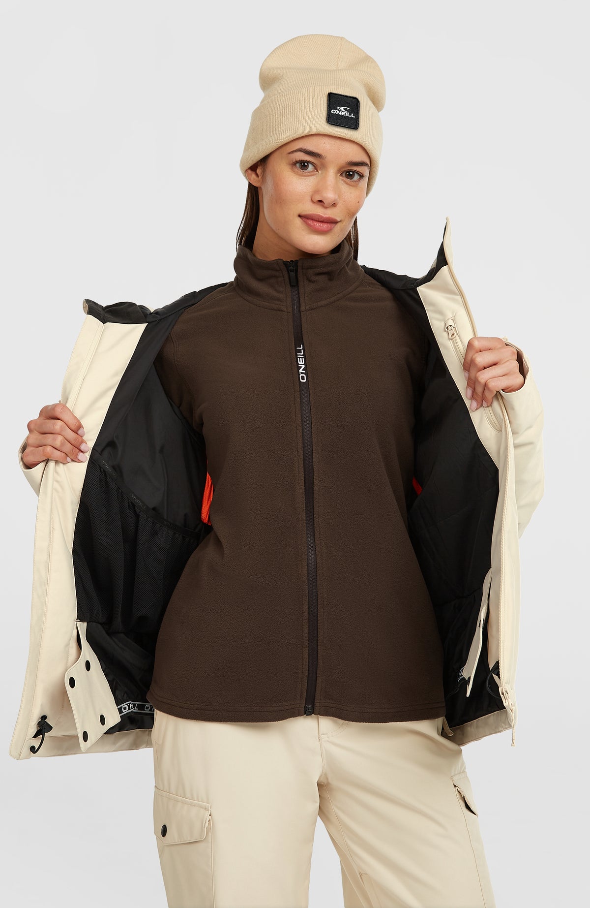 FWC'Cruz Skijacke für Damen, beige, geöffnet getragen am Model mit Blick auf das Innenfutter