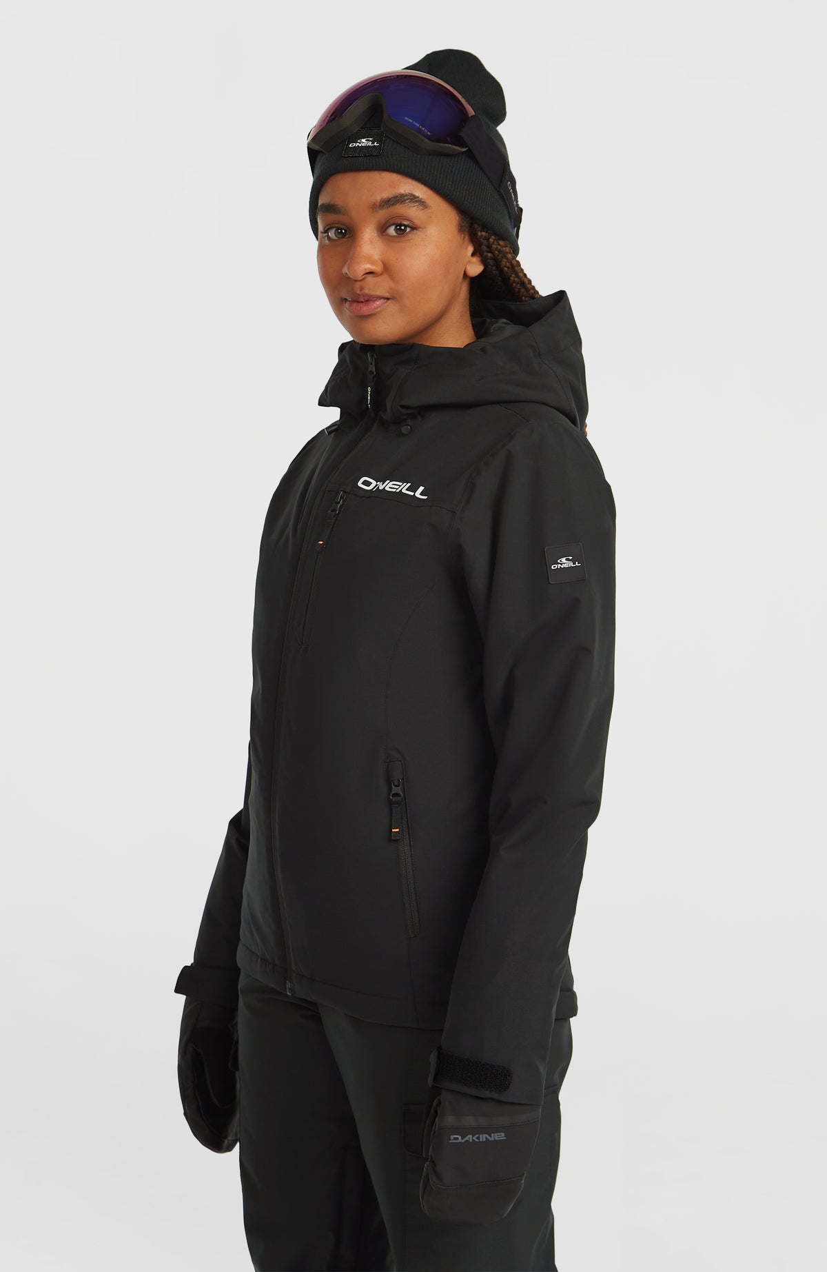 FWC'Cruz Skijacke für Damen, schwarz, Dreiviertelansicht am Model mit Brusttasche und Logo-Print