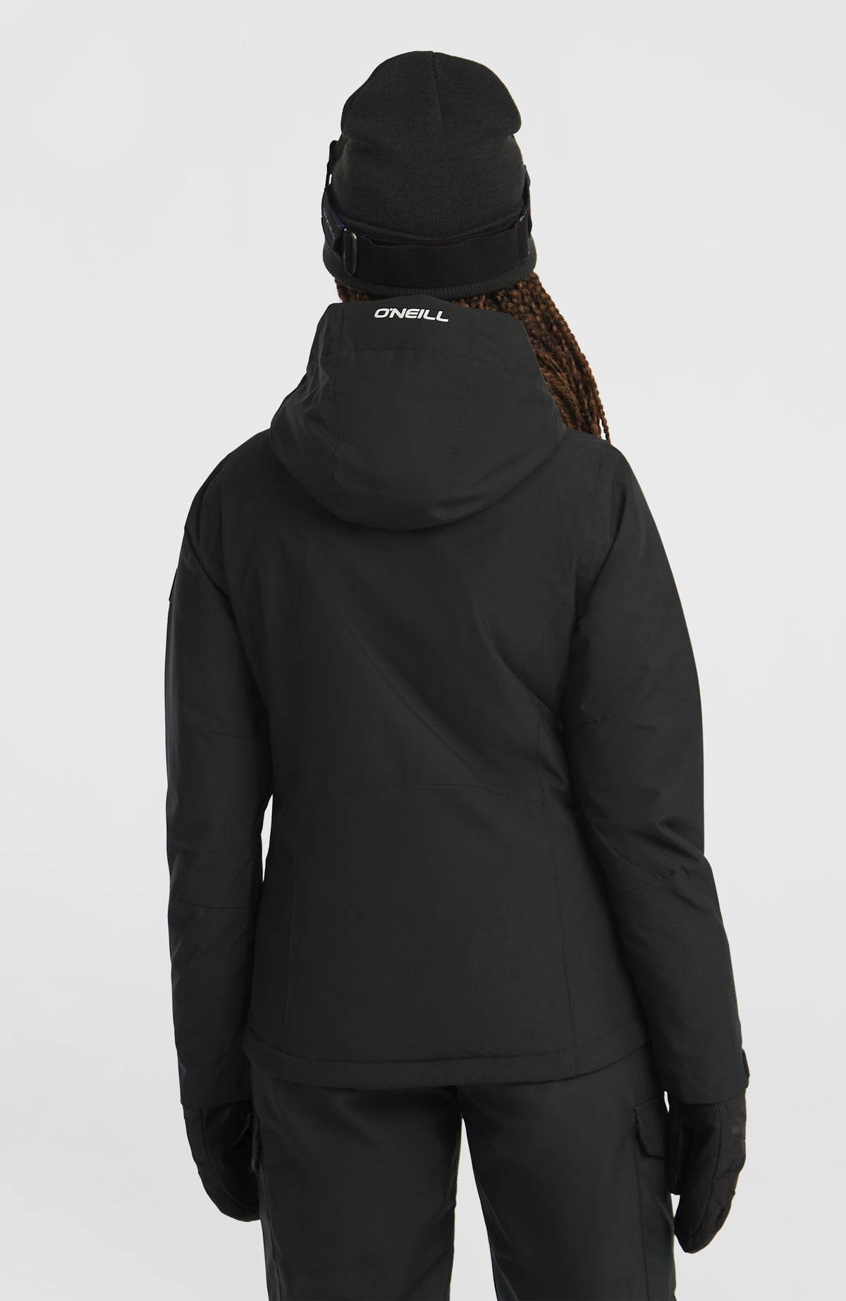 FWC'Cruz Skijacke für Damen, schwarz, Rückansicht am Model mit Markenlogo auf der Kapuze