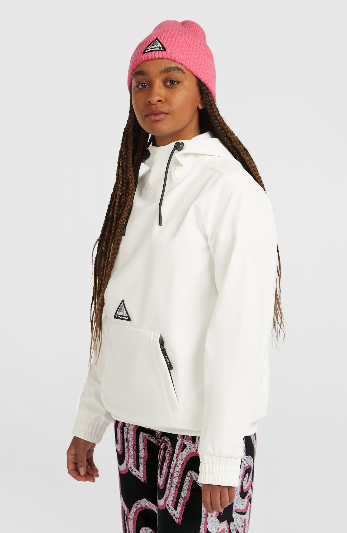 FWC'Play Softshell-Hoodie für Damen, weiß, getragen am Model in Halbprofilansicht mit Kordelzug