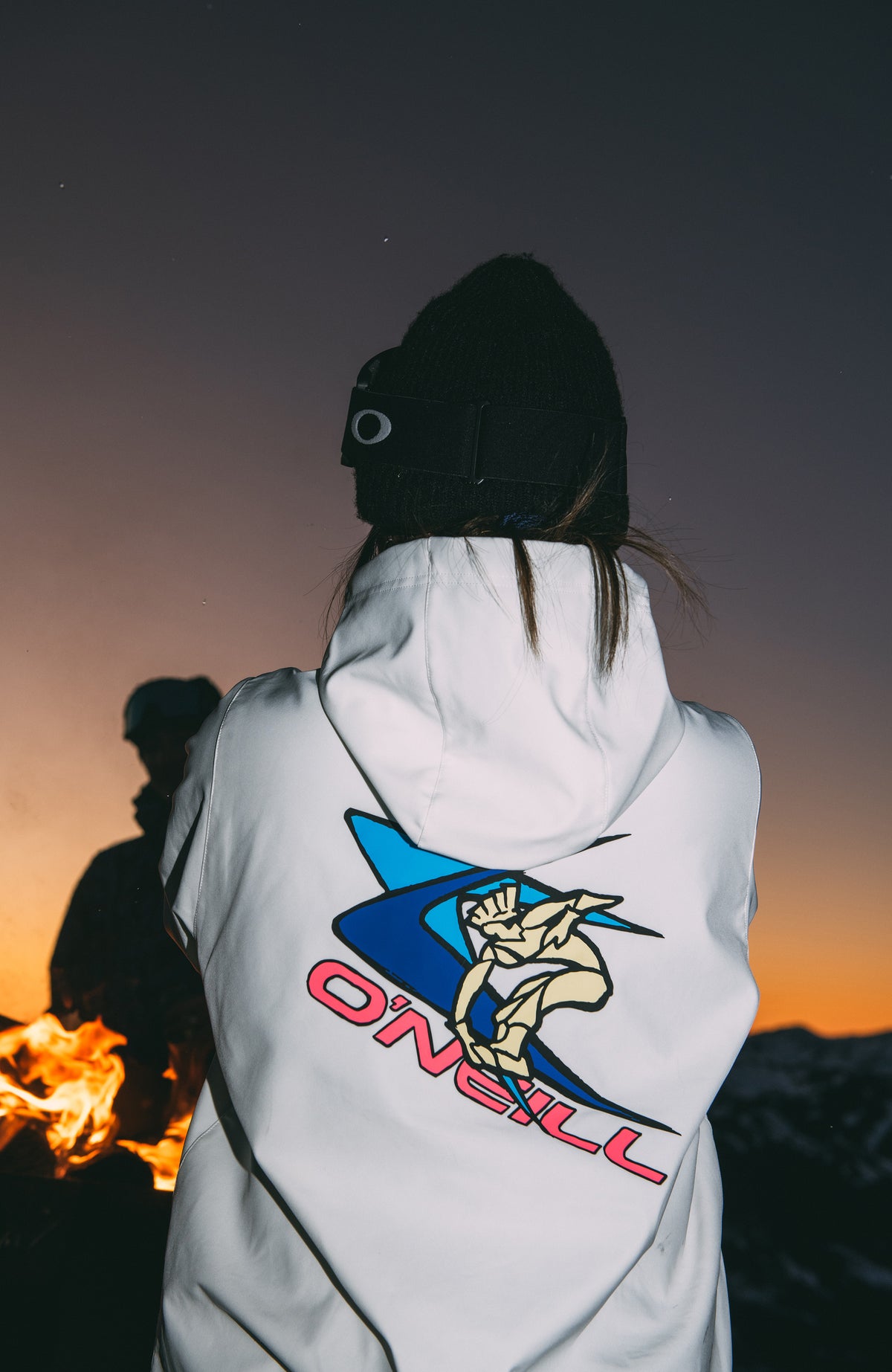 FWC'Play Softshell-Hoodie für Damen, weiß, am Lagerfeuer getragen am Model, Rückseite mit Grafikprint