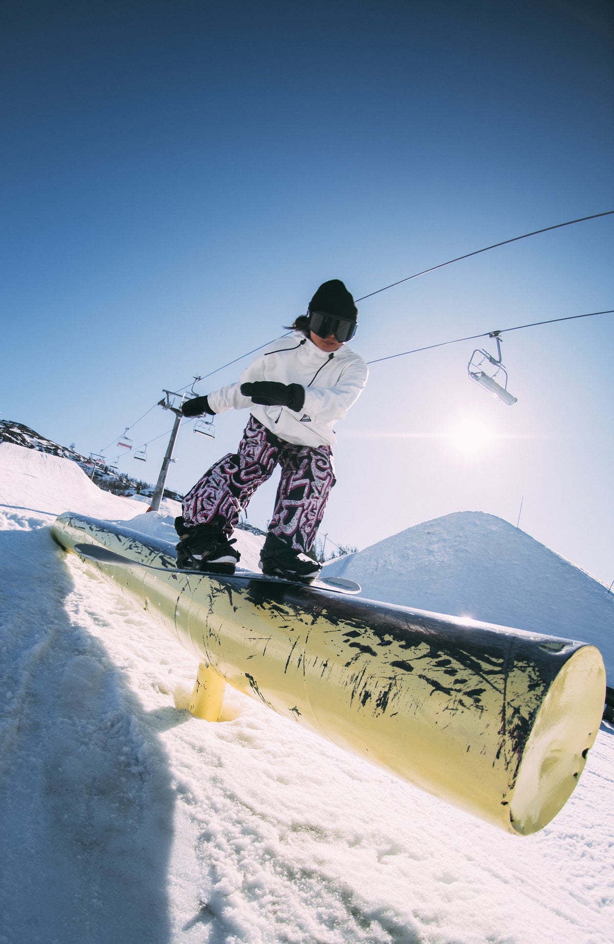 FWC'Play Softshell-Hoodie für Damen, weiß, im Snowpark getragen am Model auf einer Rail