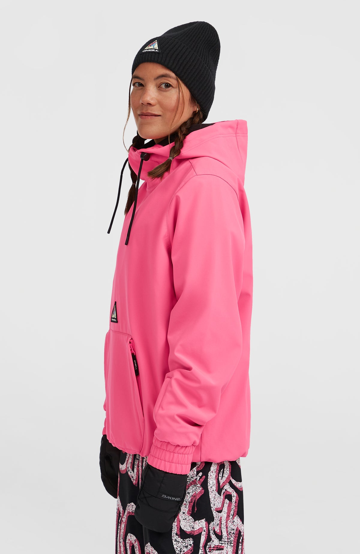 FWC'Play Softshell-Hoodie für Damen, pink, Seitenansicht am Model mit elastischem Bund
