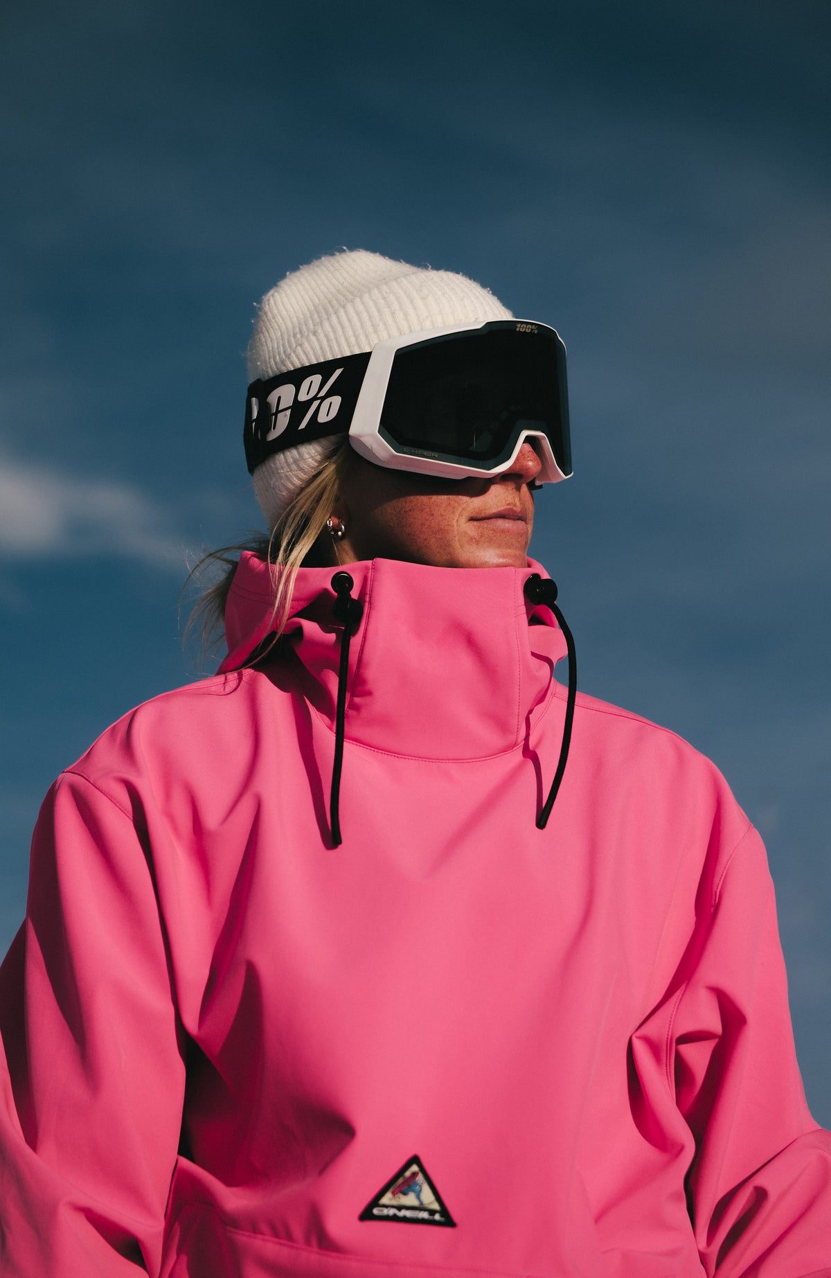 FWC'Play Softshell-Hoodie für Damen, pink, Nahaufnahme im Schnee mit hohem Kragen und Kordelzug