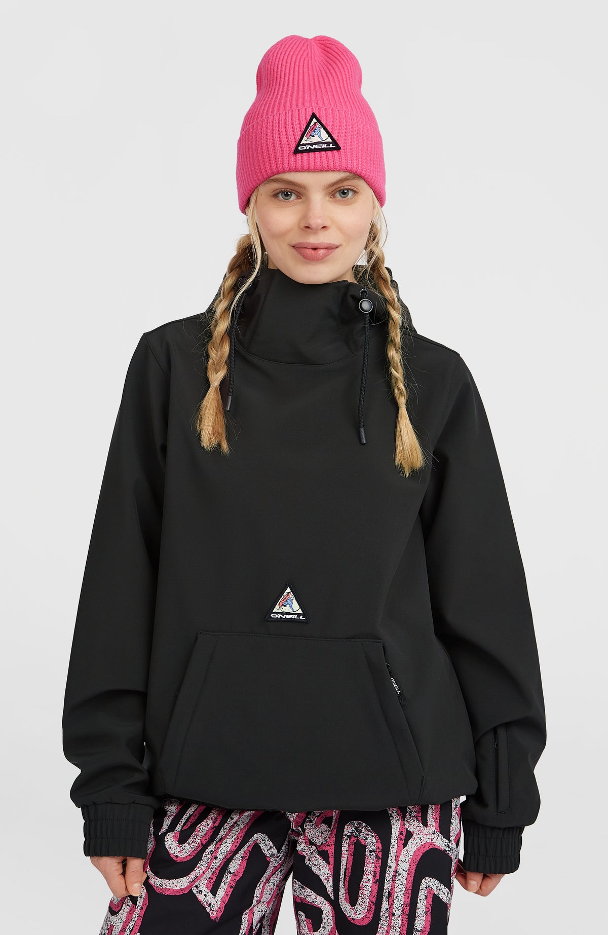 O'Neill FWC'Play Softshell-Hoodie für Damen, schwarz, Vorderansicht am Model mit hochgeschlossenem Kragen