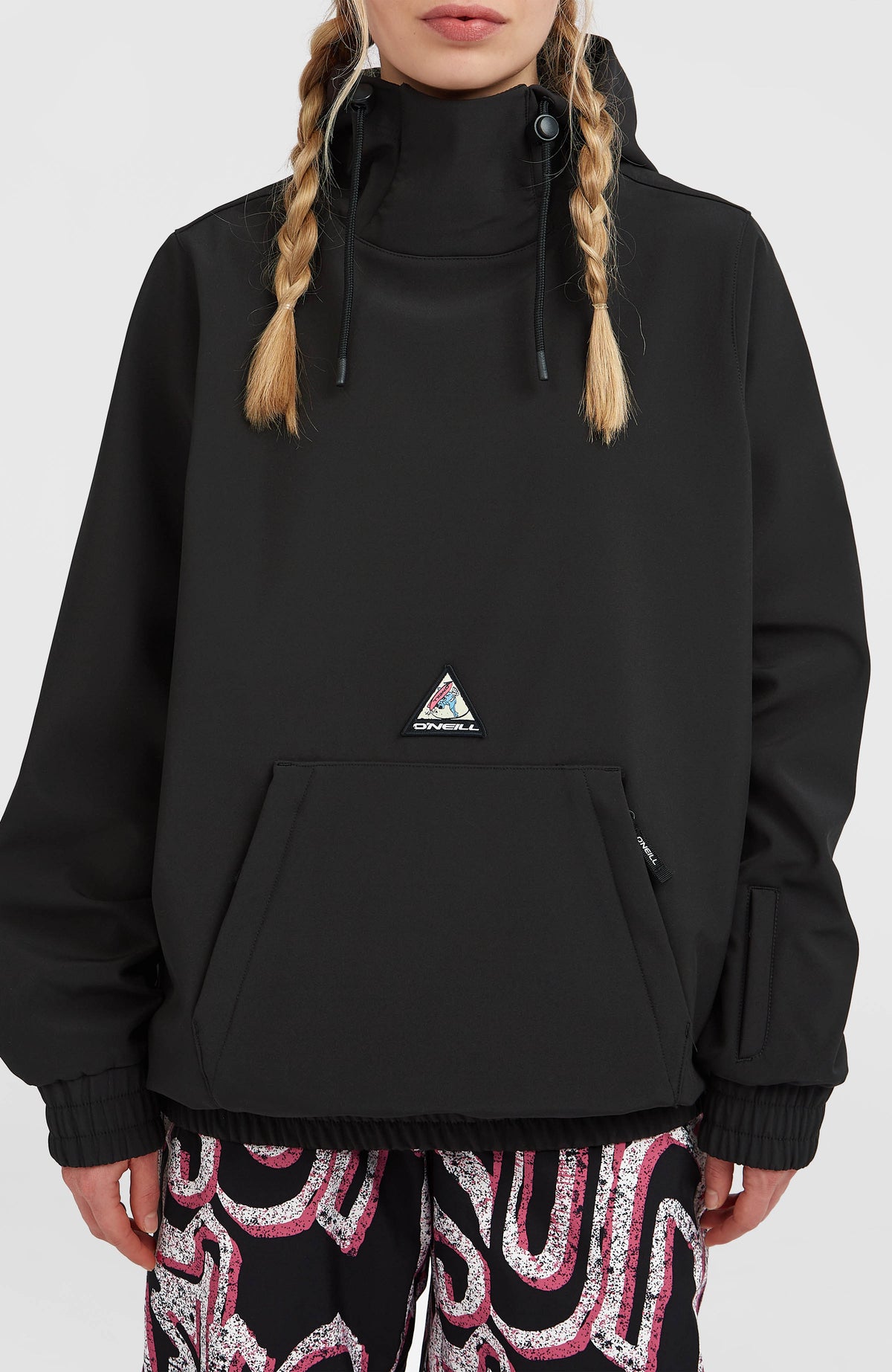 FWC'Play Softshell-Hoodie für Damen, schwarz, Nahaufnahme der Front mit Kängurutasche und Logo-Patch