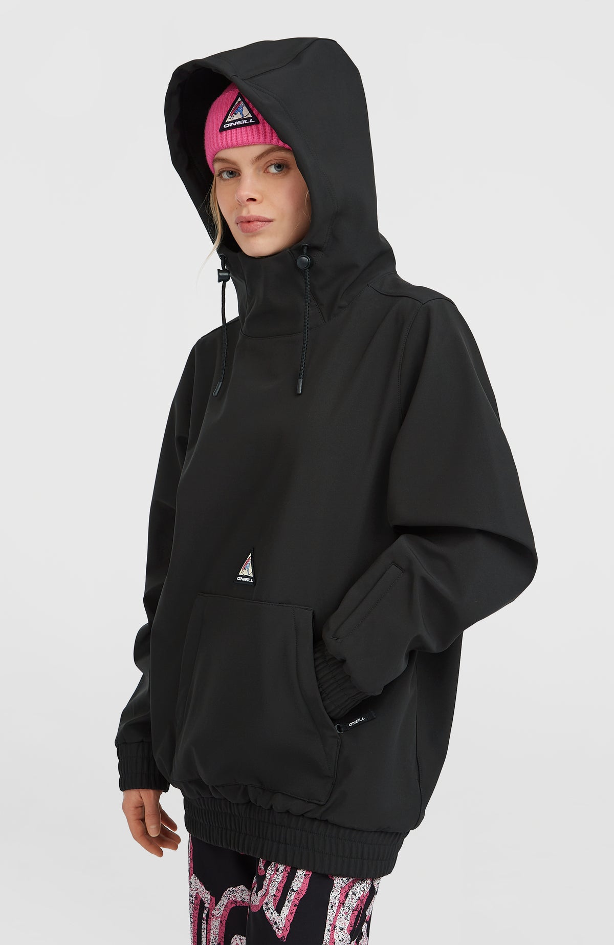FWC'Play Softshell-Hoodie für Damen, schwarz, Halbprofil am Model mit aufgesetzter Kapuze