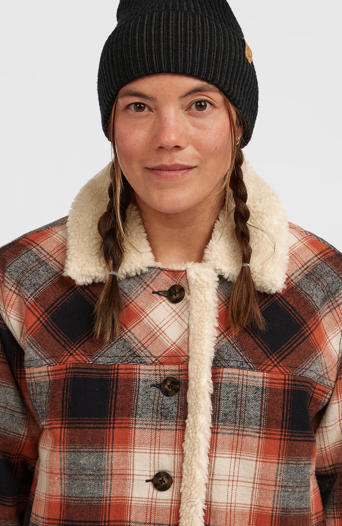 O'Riginals Jacke mit Fleecefutter für Damen, rot mit Karomuster, Nahaufnahme von Kragen und Knöpfen am Model