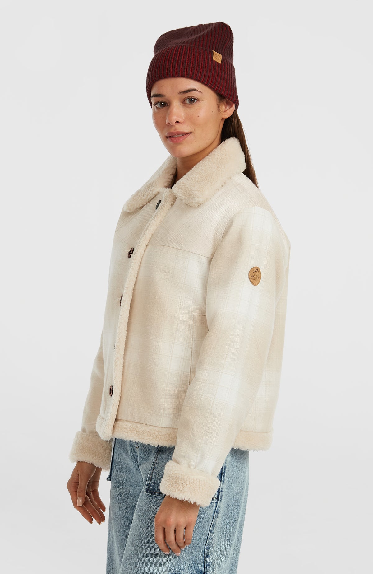 O'Riginals Jacke mit Fleecefutter für Damen, beige mit Karomuster in Weiß, Halbprofilansicht am Model