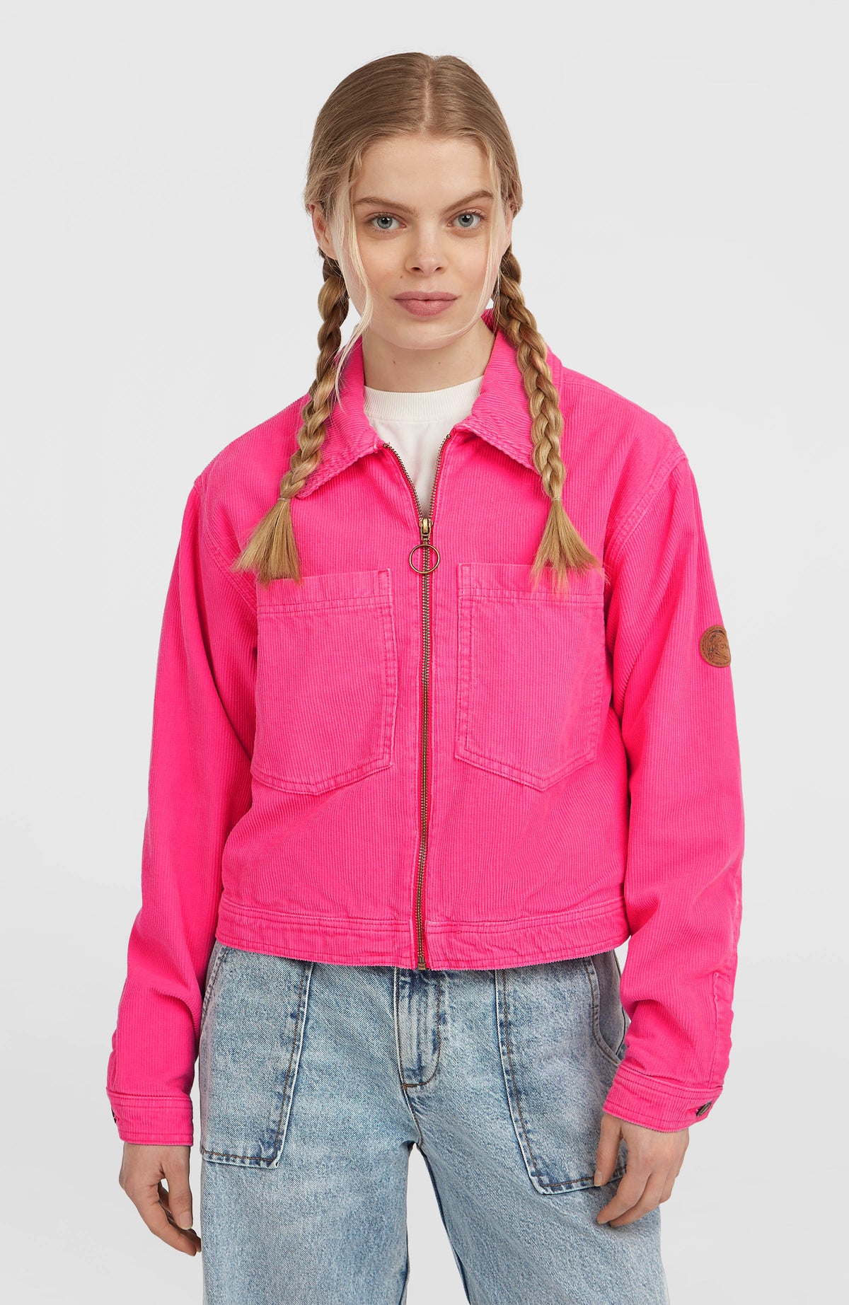 O'Neill O'Riginals Cordjacke für Damen, pink, Vorderansicht am Model mit aufgesetzten Taschen