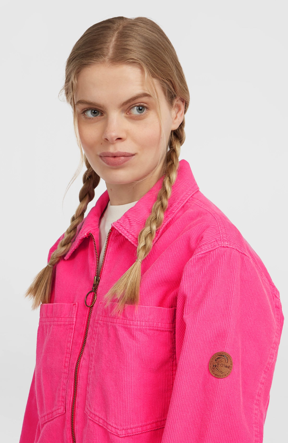 O'Riginals Cordjacke für Damen, pink, Halbprofil am Model mit Logo-Patch am Ärmel