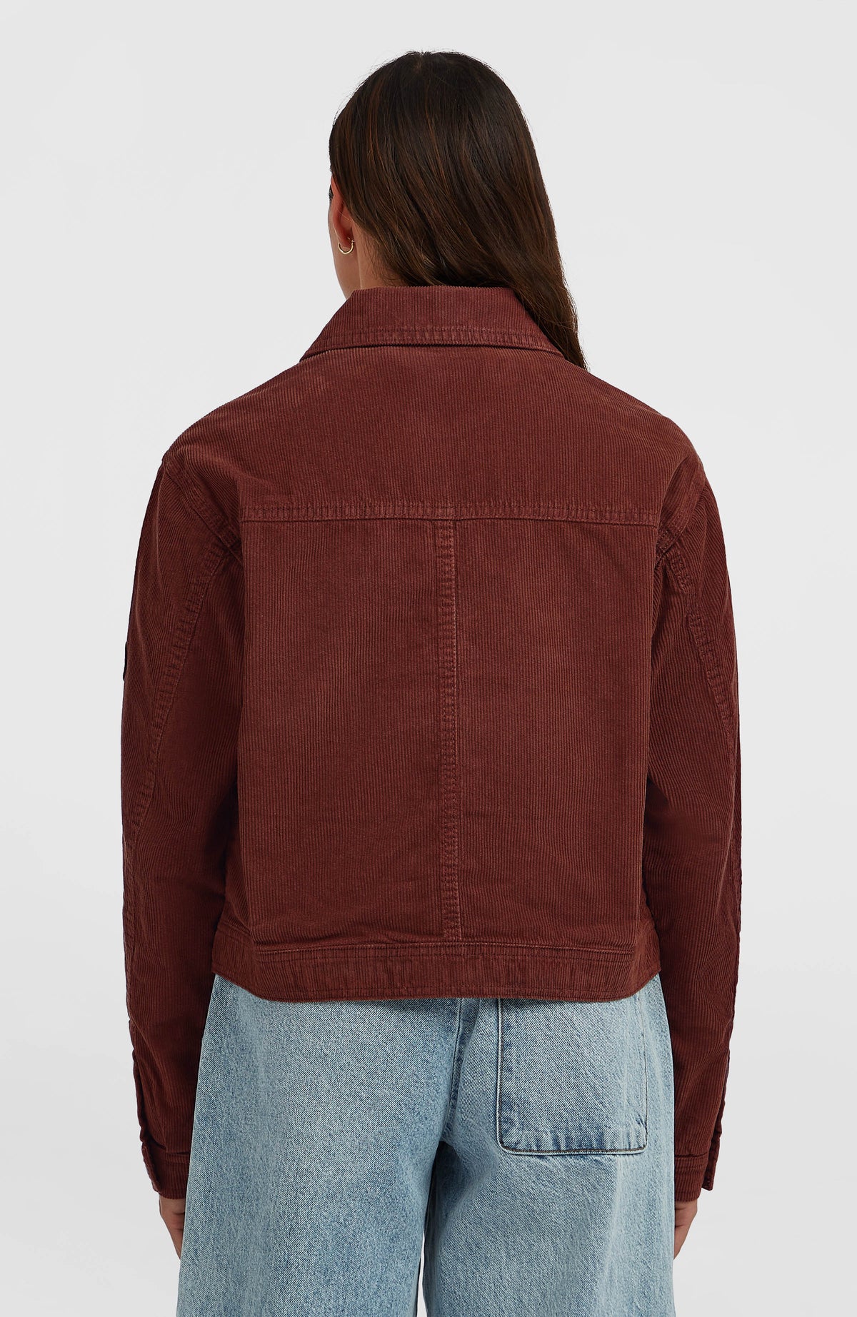 O'Riginals Cordjacke für Damen, braun, Rückansicht mit Rückenpasse, getragen am Model