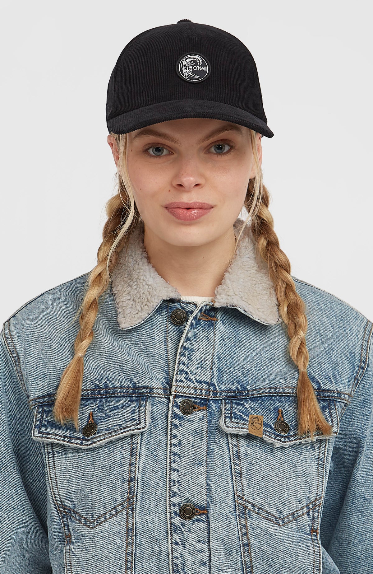 O'Riginals Jeansjacke für Damen, blau, Nahaufnahme von Kragen und Brusttaschen mit Logo-Label
