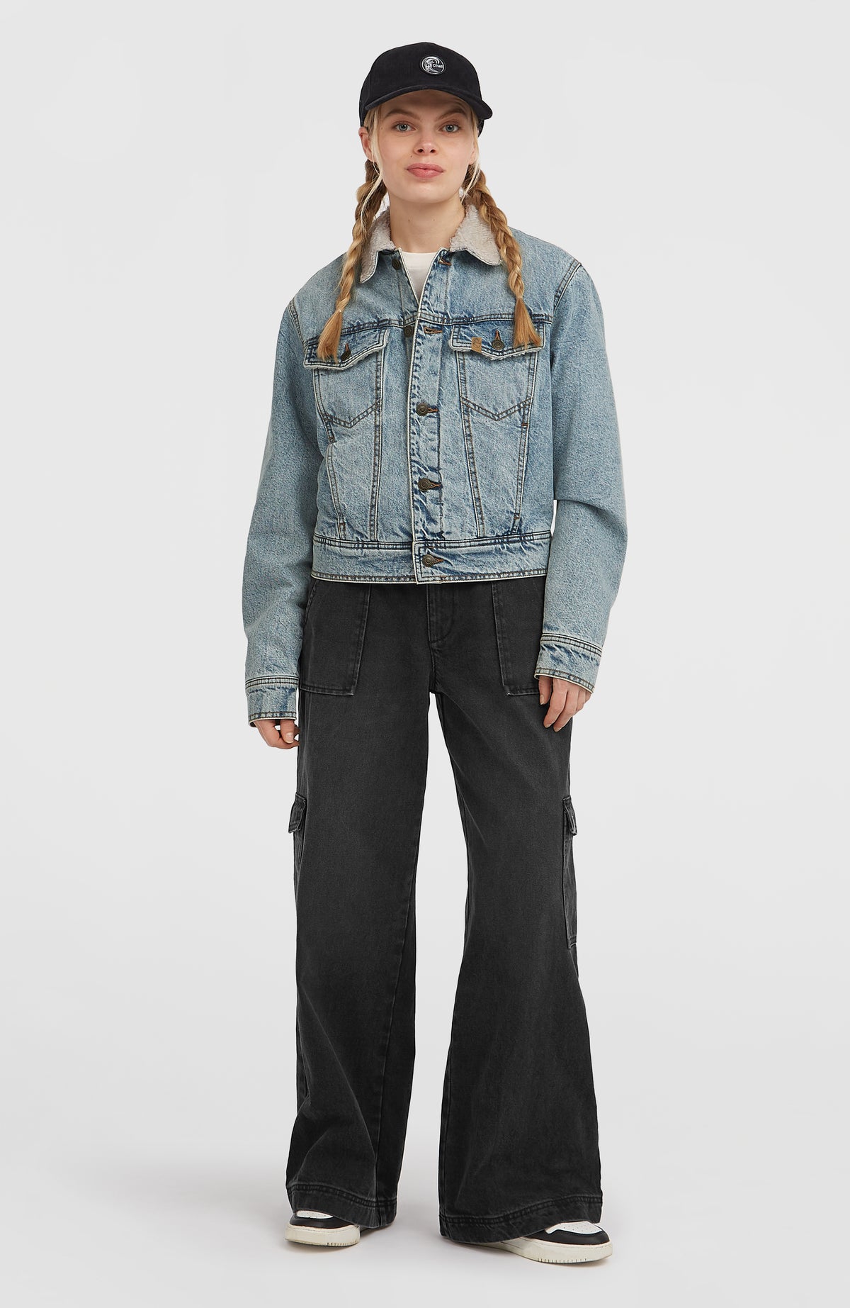 O'Riginals Jeansjacke für Damen, blau, Ganzkörperansicht getragen am Model von vorne