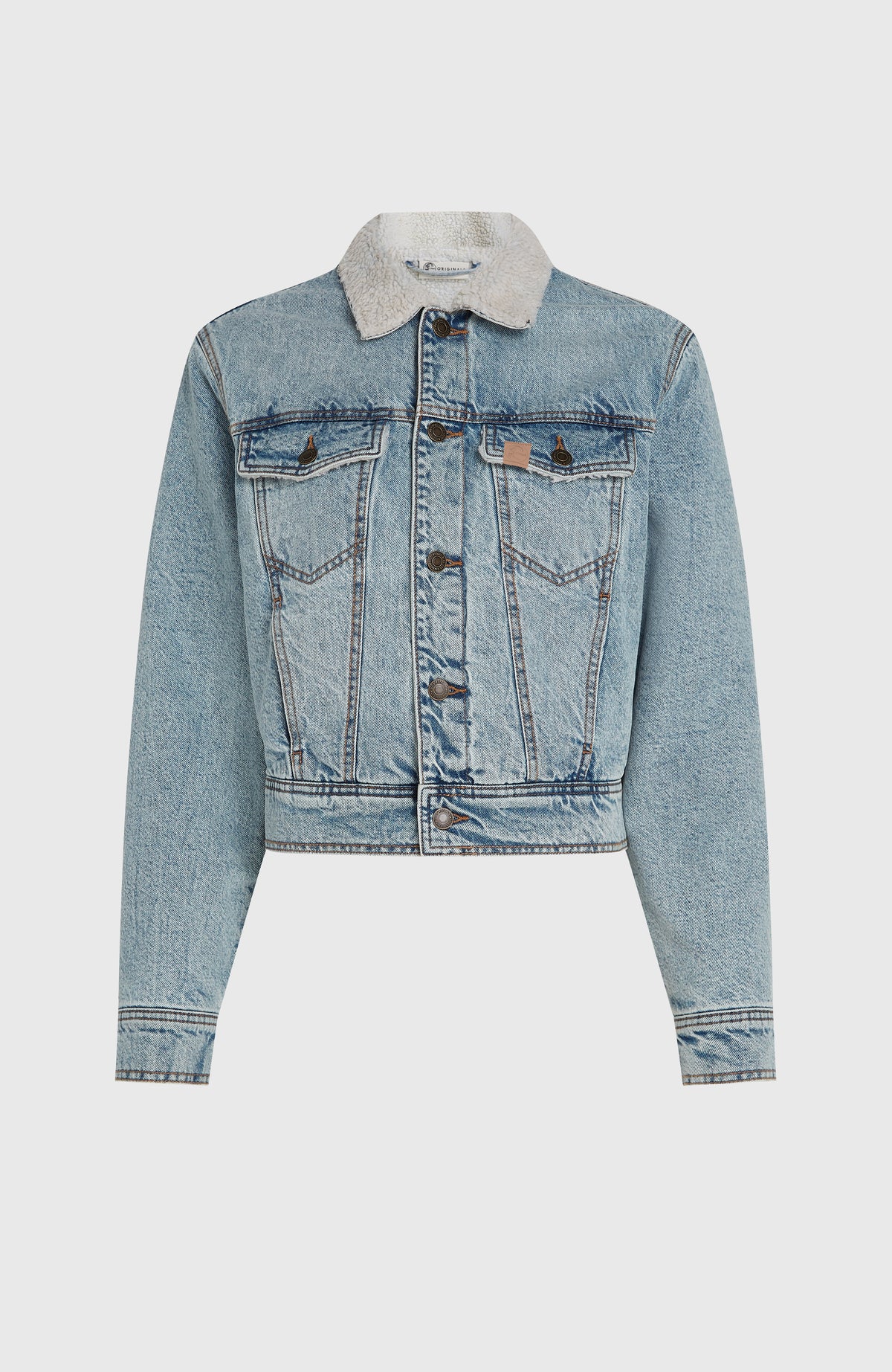 O'Riginals Jeansjacke für Damen, blau, freigestellt von vorne mit zwei Brusttaschen und Kragen