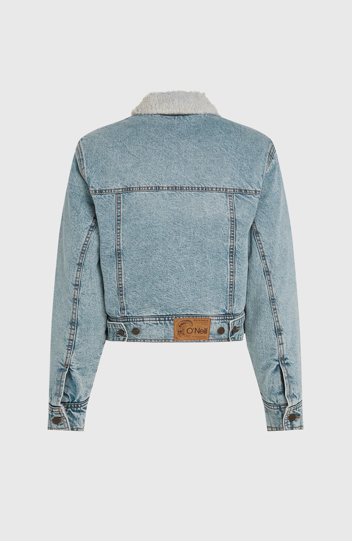 O'Riginals Jeansjacke für Damen, blau, freigestellt von hinten mit Ziernähten und Patch am Saum