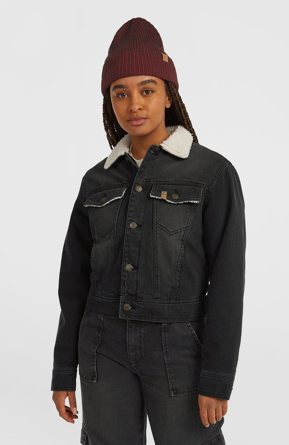 O'Neill O'Riginals Jeansjacke für Damen in Schwarz, Vorderansicht, getragen am Model mit hellem Kragen