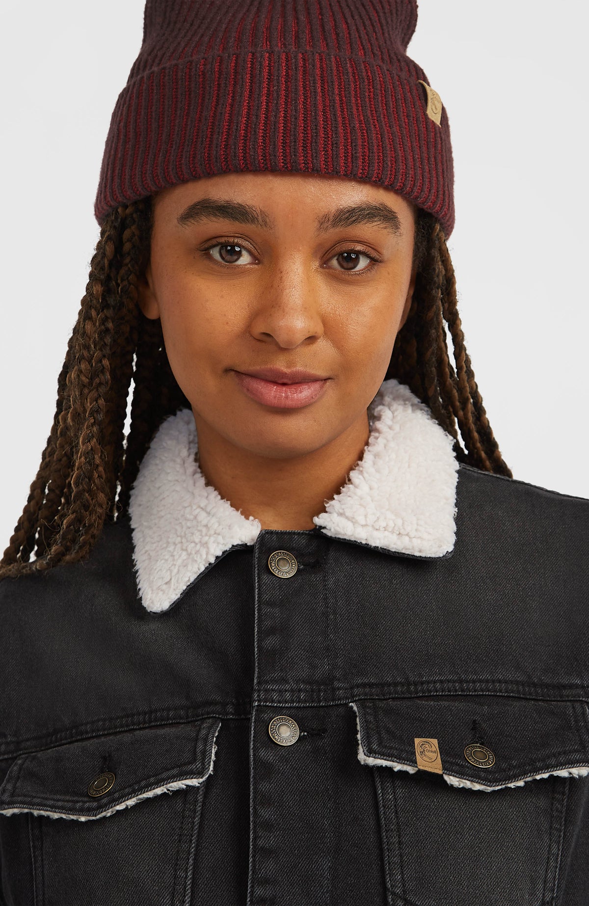O'Riginals Jeansjacke für Damen in Schwarz, Nahaufnahme von hellem Kragen und geknöpfter Brusttasche am Model