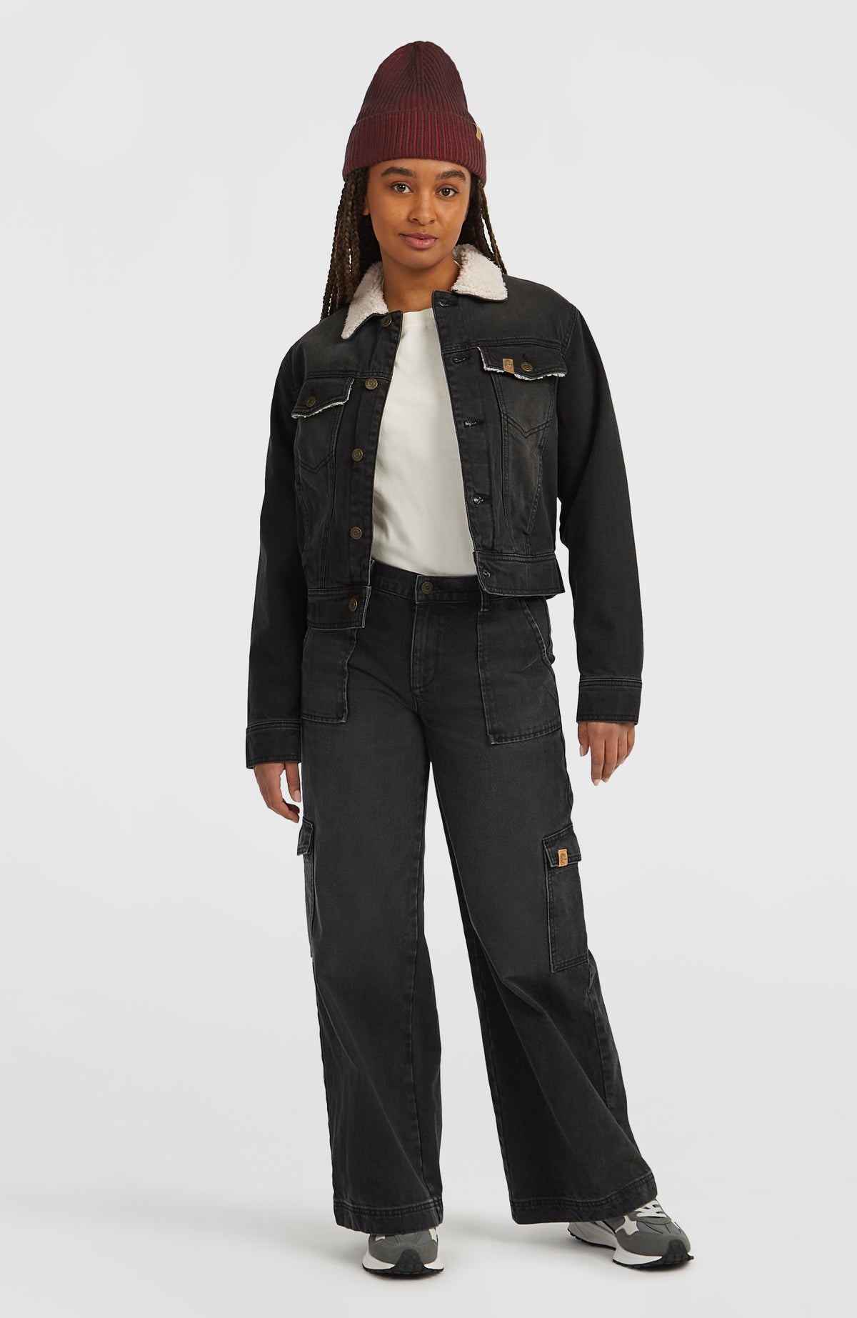 O'Riginals Jeansjacke für Damen in Schwarz, Ganzkörperansicht, offen getragen am Model mit Kontrastkragen