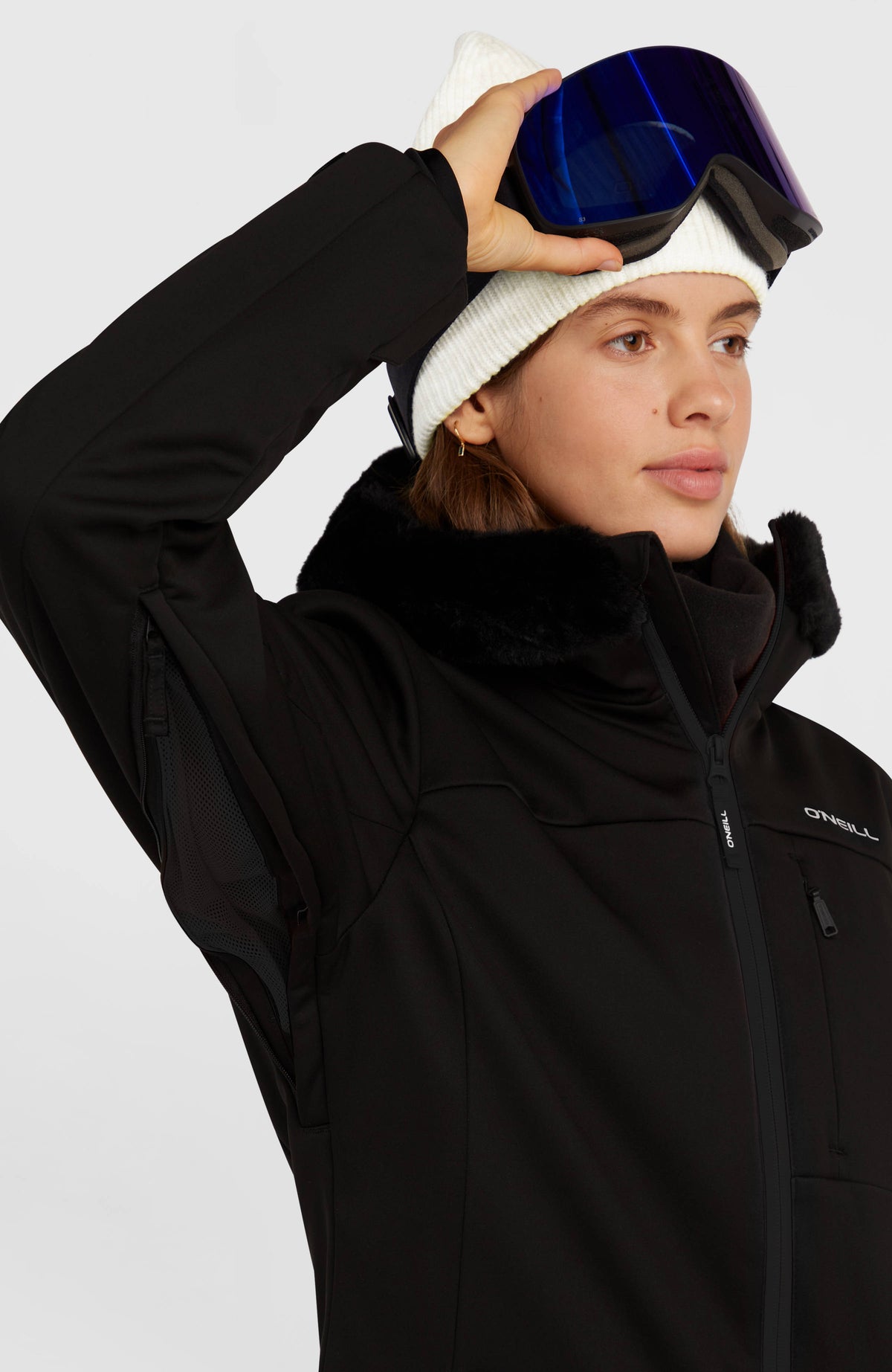 FWC'Cruz Softshell-Skijacke für Damen, schwarz, Detailansicht des geöffneten Belüftungsreißverschlusses