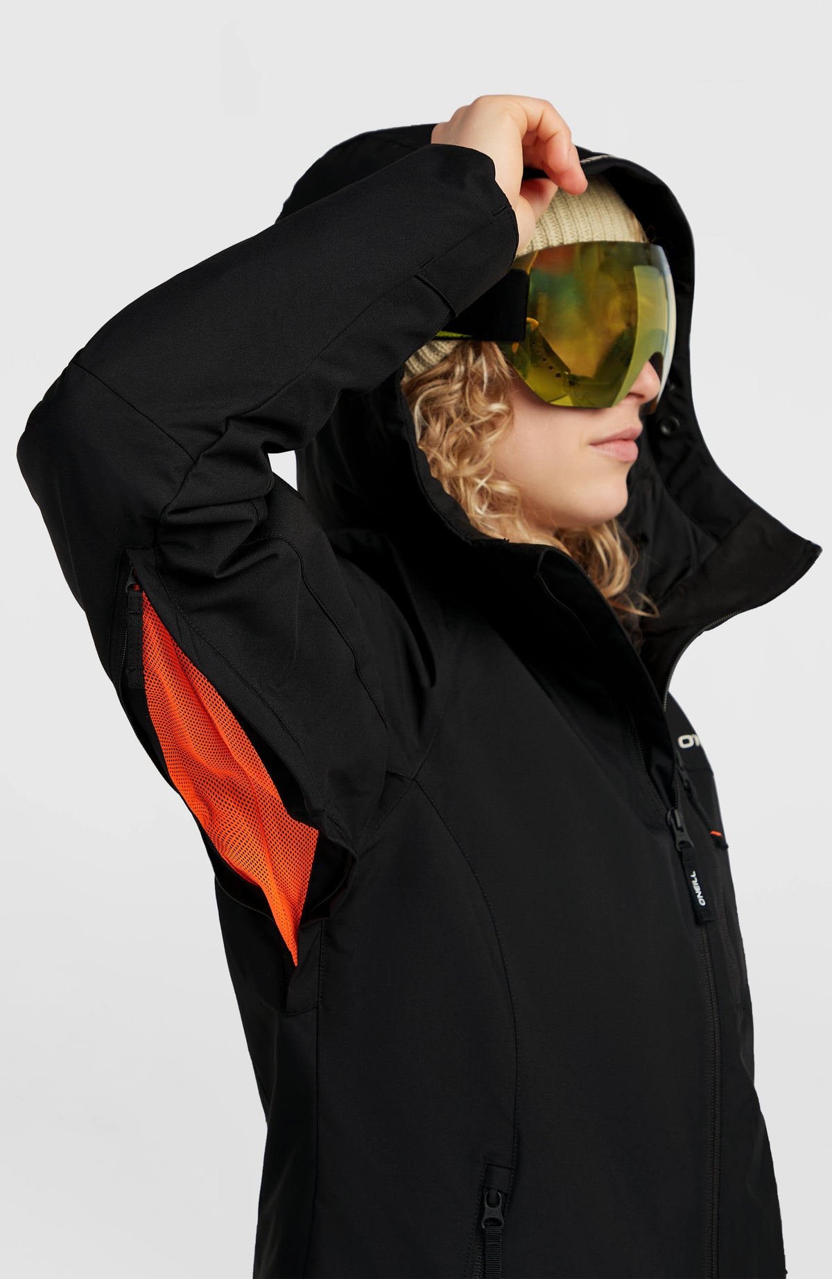 FWC'Cruz Skijacke für Damen, schwarz, Detailansicht am Model mit geöffneter Belüftung unter dem Ärmel