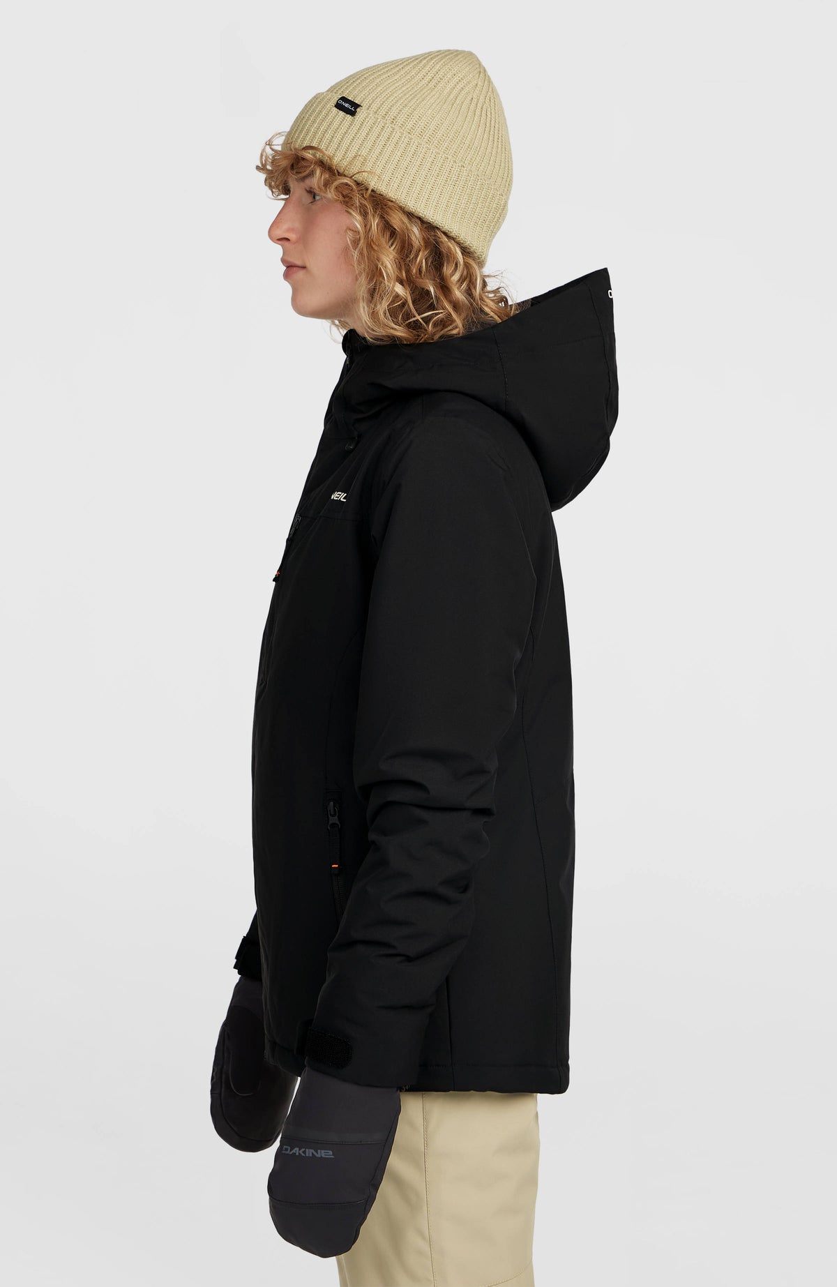 FWC'Cruz Skijacke für Damen, schwarz, Seitenansicht am Model mit Reißverschlusstasche und Klettverschluss am Ärmel
