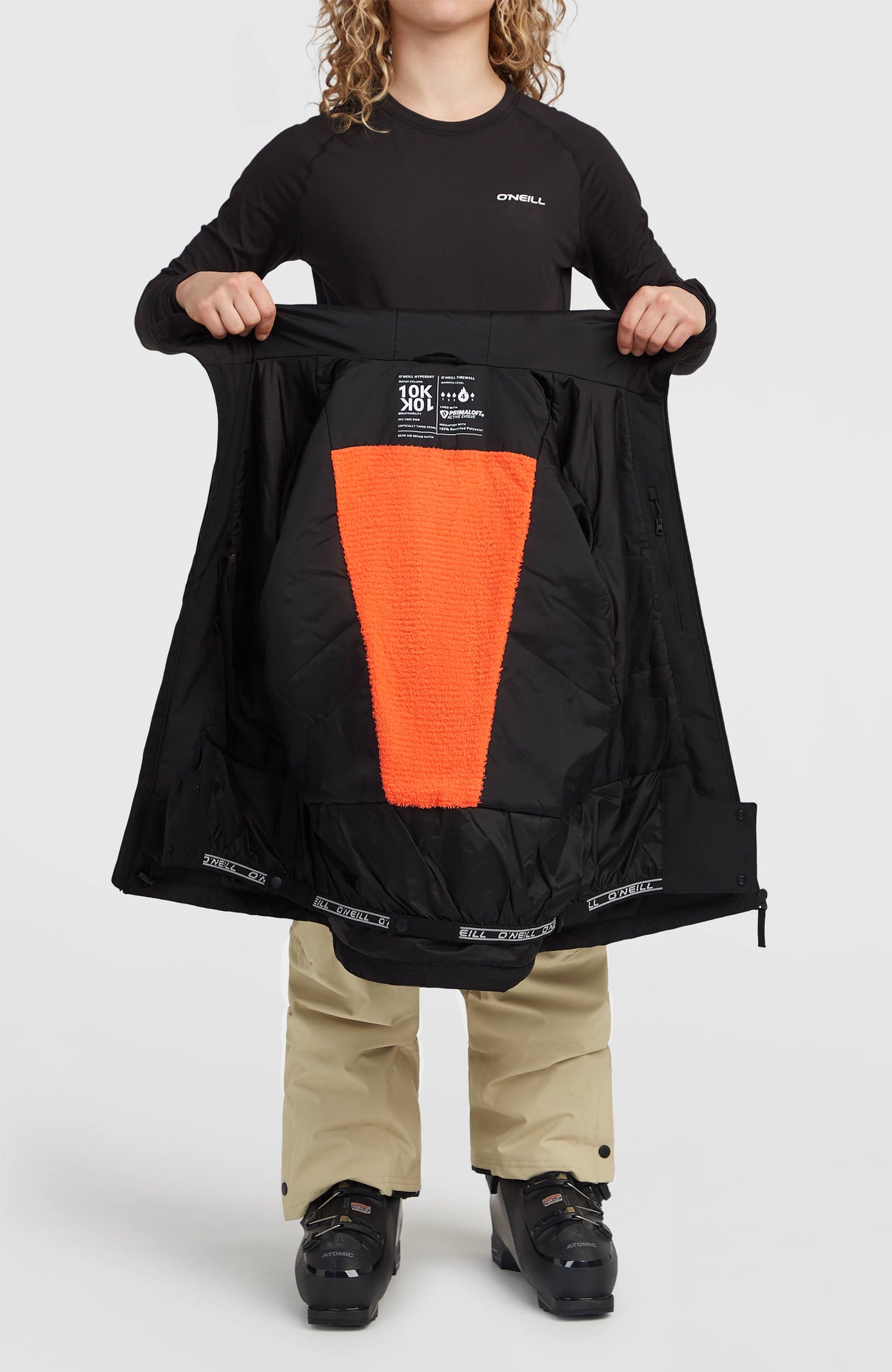FWC'Cruz Skijacke für Damen, schwarz, Vorderansicht am Model mit geöffneter Jacke und orangem Innenfutter