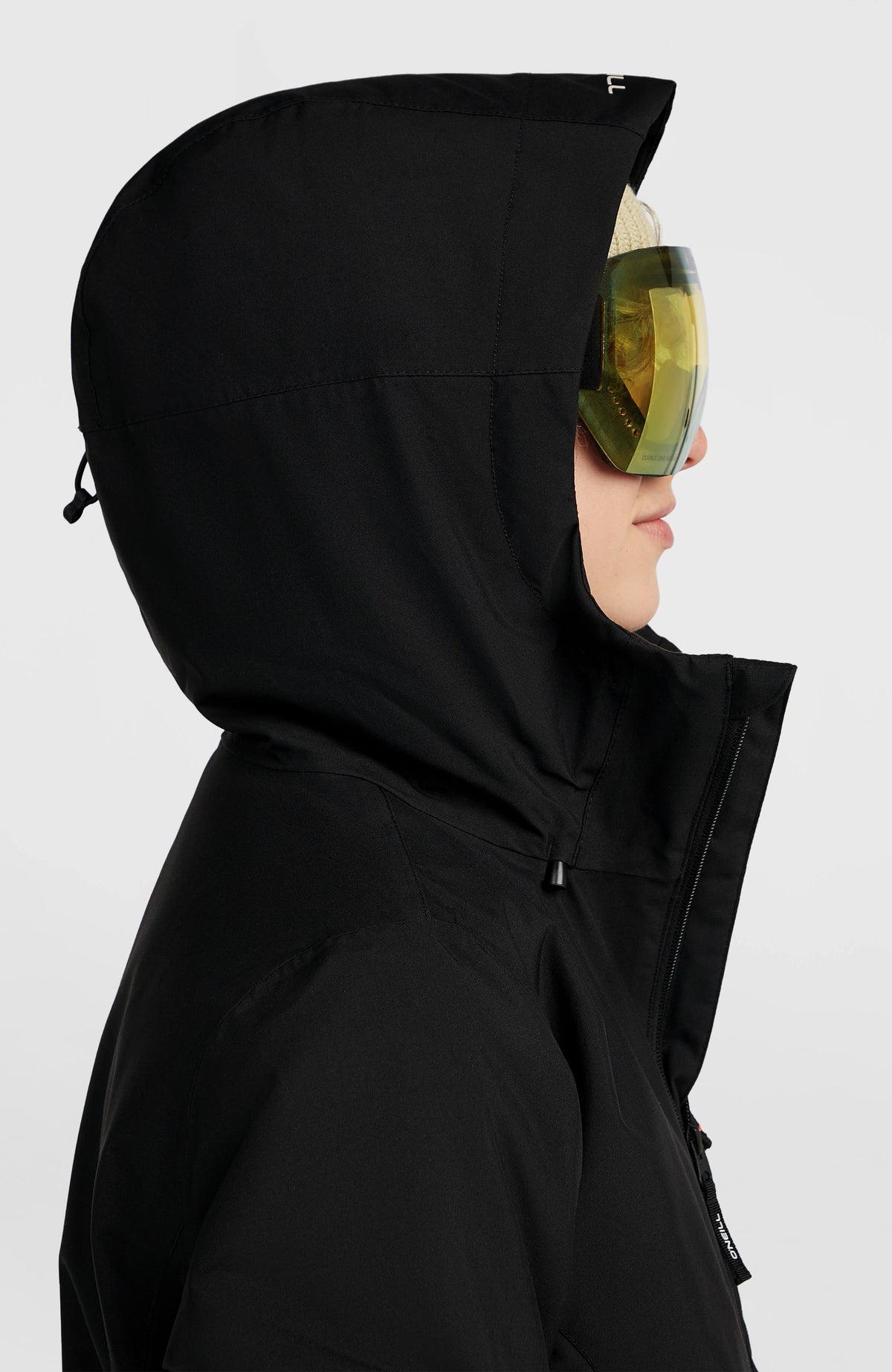 FWC'Cruz Skijacke für Damen, schwarz, Nahaufnahme der aufgesetzten Kapuze am Model