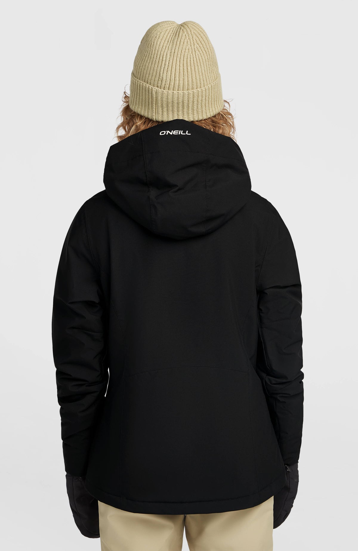 FWC'Cruz Skijacke für Damen, schwarz, Rückansicht am Model mit Kapuze und dezentem Logo-Print