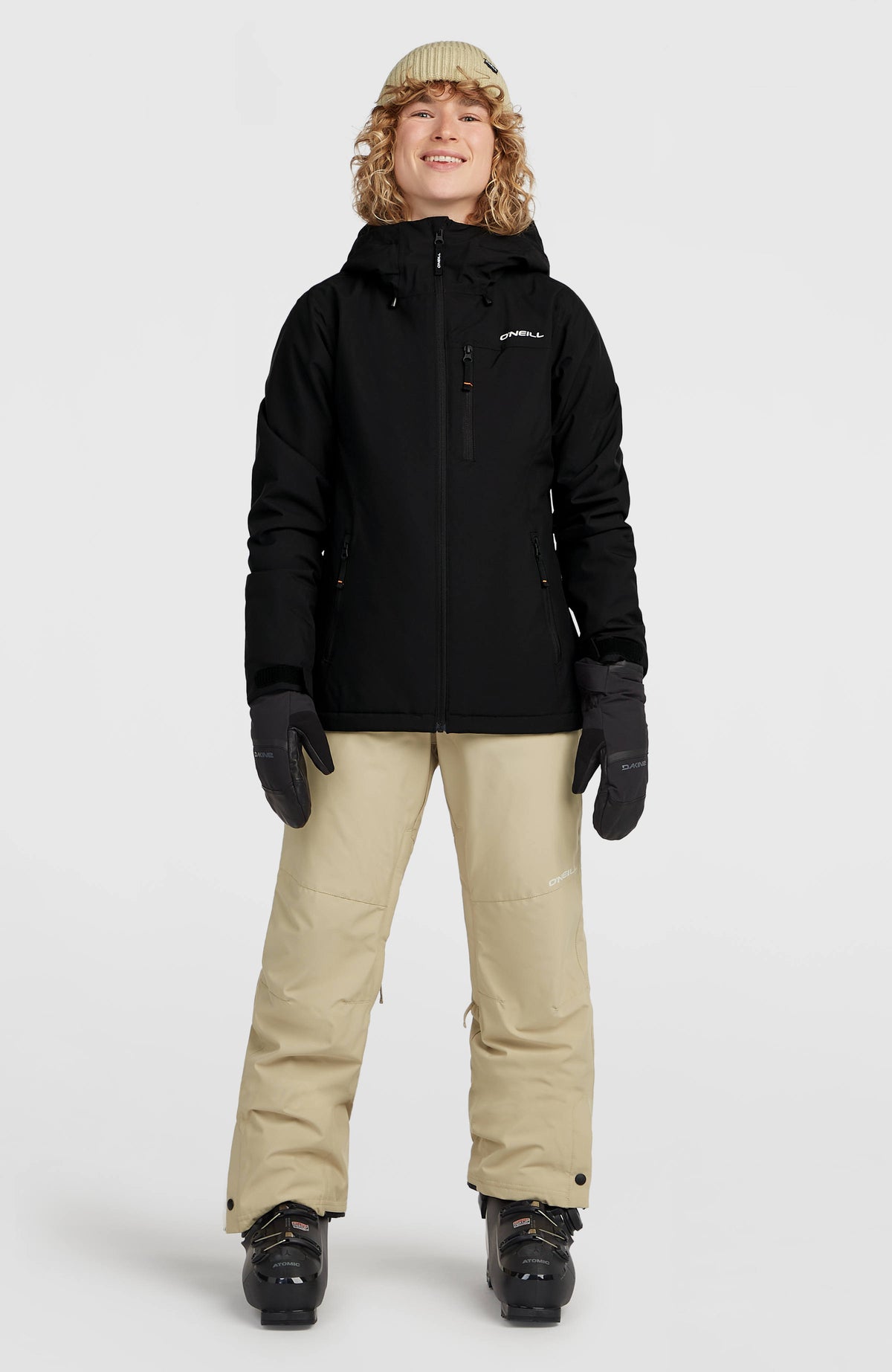 FWC'Cruz Skijacke für Damen, schwarz, Ganzkörperansicht am Model von vorne mit Skihose