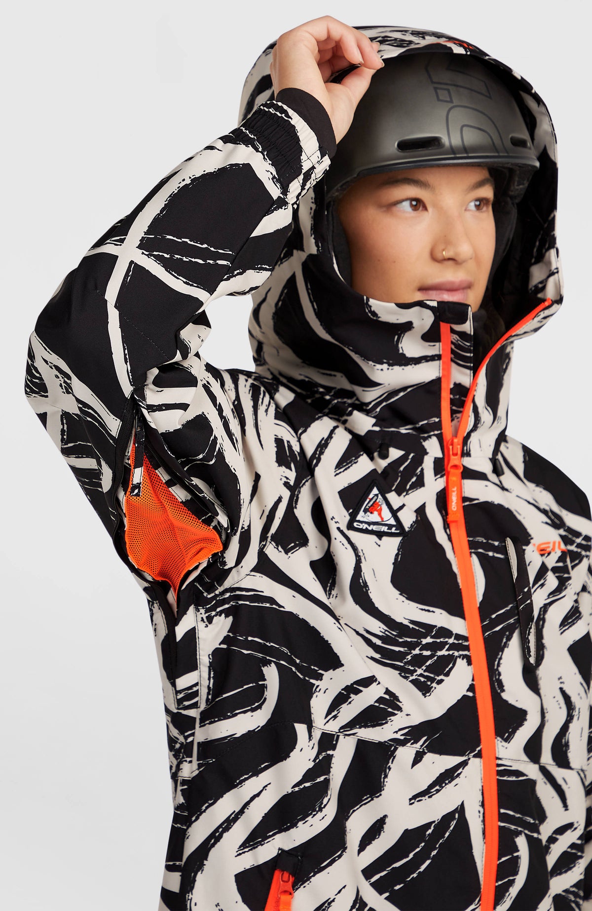 FWC'Play Park Ski- und Snowboardjacke, weiß mit Linienmuster in Schwarz, Reißverschlussbelüftung am Ärmel