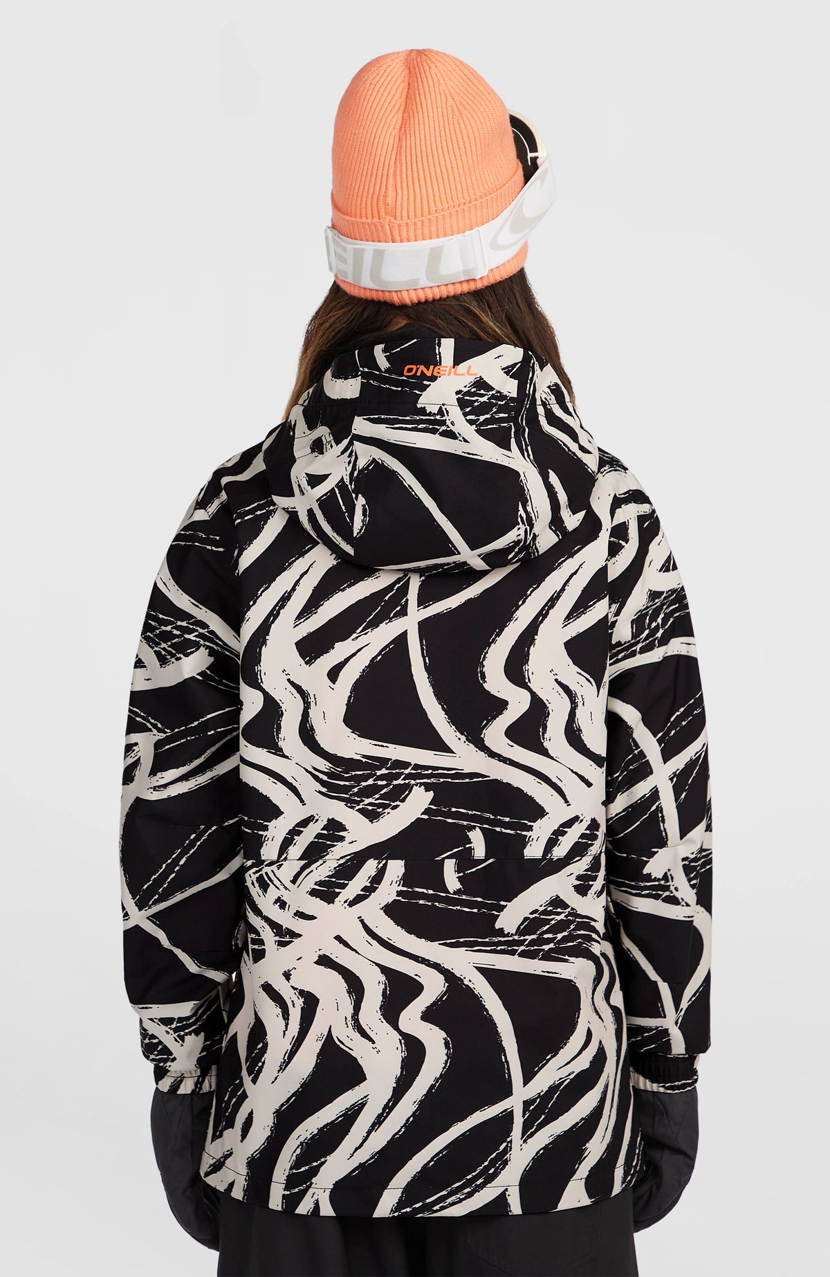 FWC'Play Park Ski- und Snowboardjacke für Damen, weiß mit Linienmuster in Schwarz, Rückansicht am Model
