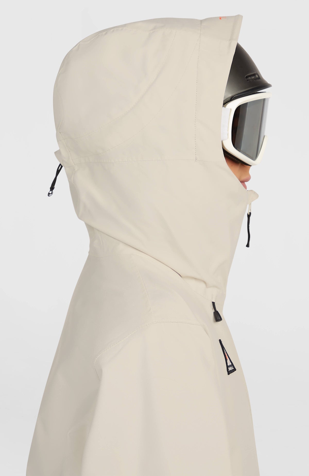 FWC'Play Park Ski- und Snowboardjacke für Damen, weiß, Seitenansicht am Model mit hochgezogener Kapuze
