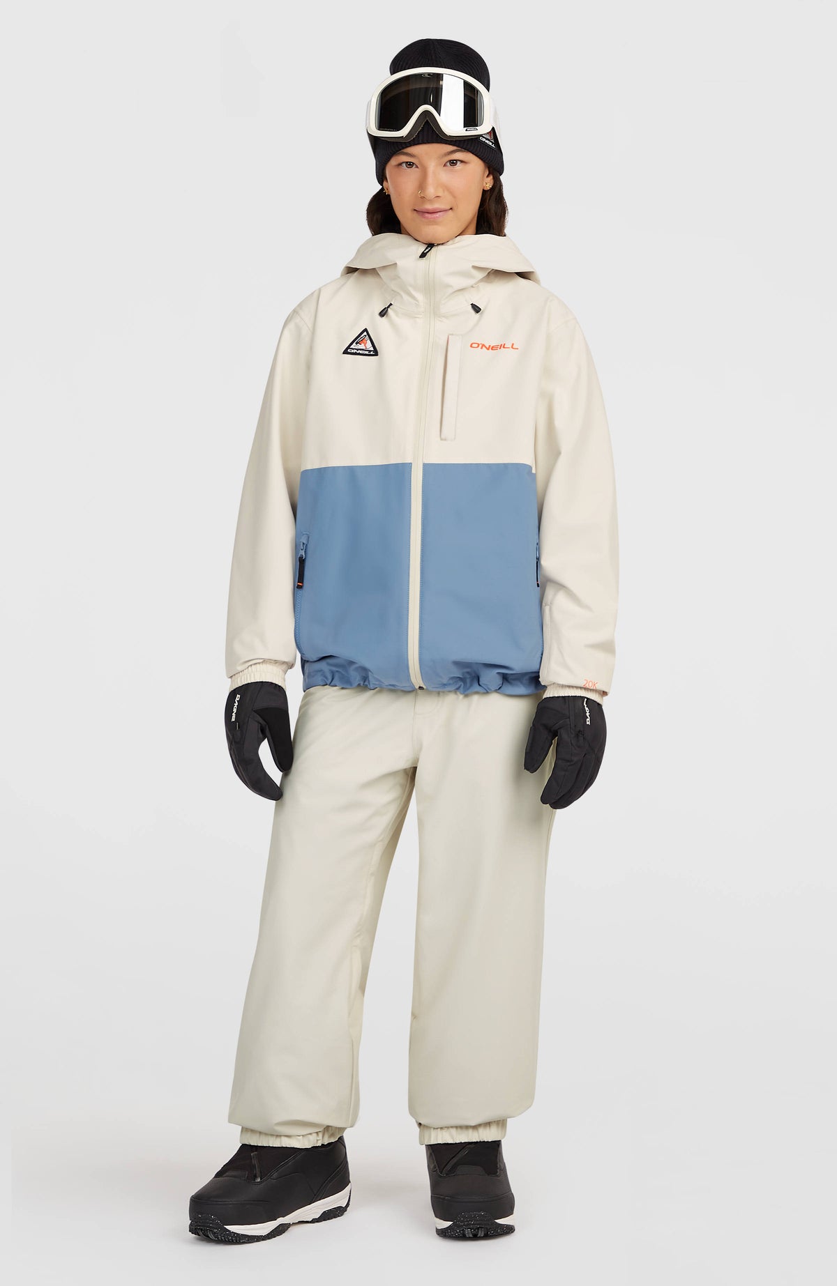 FWC'Play Park Ski- und Snowboardjacke für Damen, weiß, Ganzkörperansicht von vorne getragen am Model
