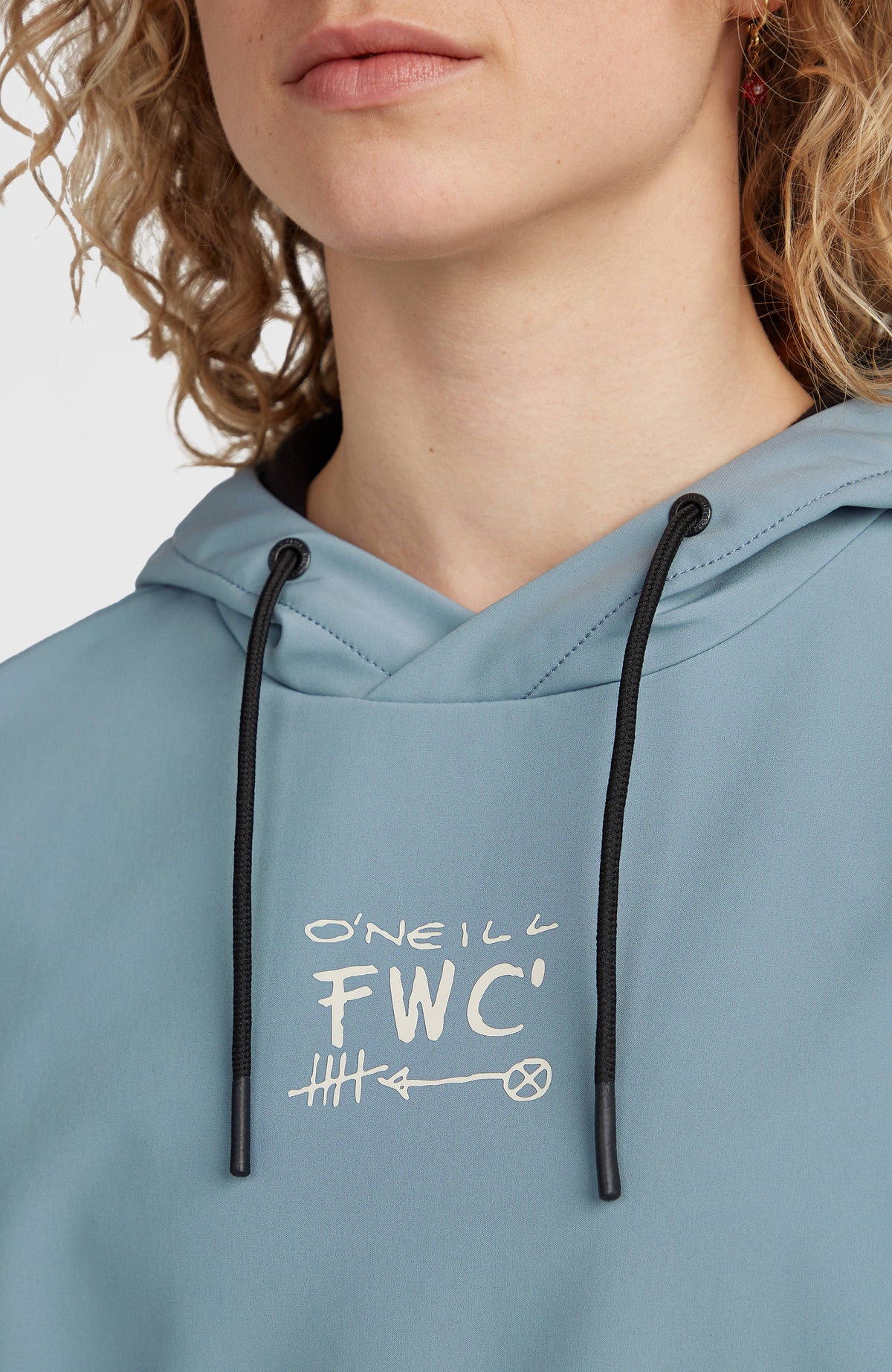 FWC'Play Softshell-Hoodie, blau mit Logo-Print in Weiß, Nahaufnahme von Kragen und Kordelzug