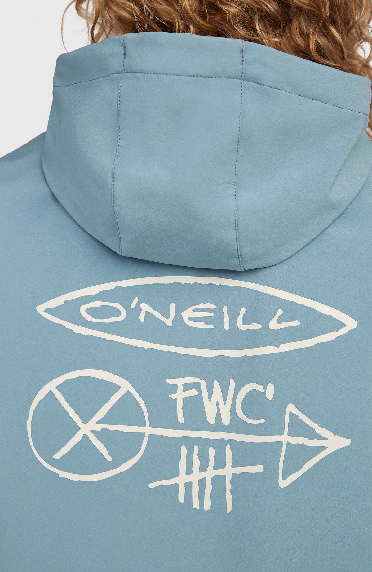 FWC'Play Softshell-Hoodie, blau mit Logo-Print in Weiß, Nahaufnahme des Rückenbereichs