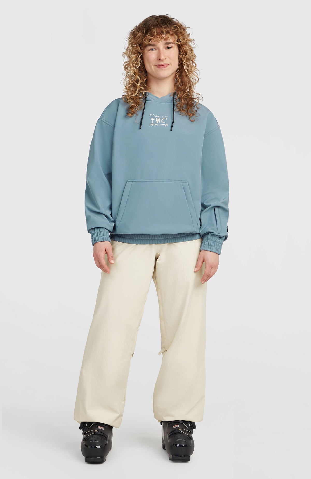 FWC'Play Softshell-Hoodie für Damen, blau, Ganzkörperansicht von vorne am Model